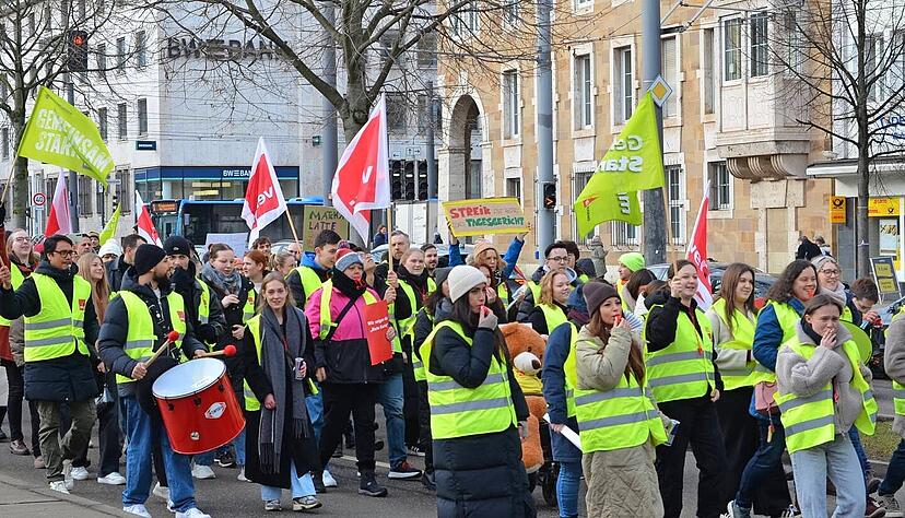 Verdi zeigt in Heilbronn Flagge: Im Februar zogen Streikende durch die Stadt. Diesen Donnerstag laufen Verhandlungen zum Nahverkehr. Verdi zeigt in Heilbronn Flagge: Im Februar zogen Streikende durch die Stadt. Diesen Donnerstag laufen Verhandlungen zum Nahverkehr.