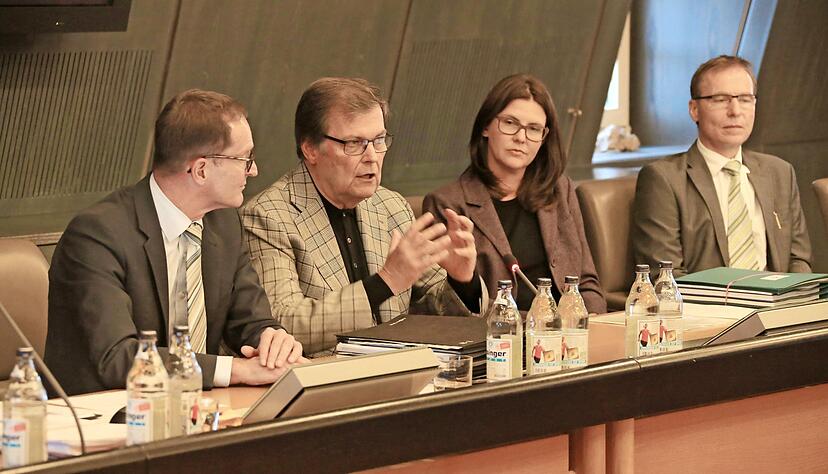 Chefsache: 2015 erklärte Gehrig im Neckarsulmer Gemeinderat, warum der neue Deutschlandsitz von Lidl in Bad Wimpfen gebaut wird.
Foto: Archiv/Sawatzki