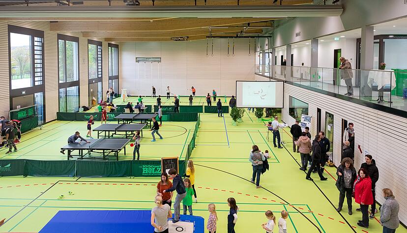 Im November wurde die Eberfirsthalle eingeweiht. Vor allem der Festakt mit geladenen Gästen habe dem Boden zugesetzt, zitiert der Bürgermeister die Hausmeister. Das Planungsbüro hebt dagegen die Strapazierfähigkeit des Belags hervor.
Foto: Archiv/Kunz Im November wurde die Eberfirsthalle eingeweiht. Vor allem der Festakt mit geladenen Gästen habe dem Boden zugesetzt, zitiert der Bürgermeister die Hausmeister. Das Planungsbüro hebt dagegen die Strapazierfähigkeit des Belags hervor.
Foto: Archiv/Kunz