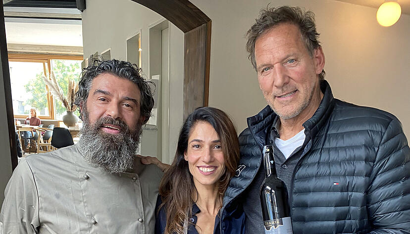 Hoher Besuch im Charivari. Das Heilbronner Restaurant begrüßte überraschend Hollywood-Schauspieler Ralf Moeller (re.). Geschäftsführer Robert Nistor (li.) servierte dem "Gladiator" ein Nudelgericht. Hoher Besuch im Charivari. Das Heilbronner Restaurant begrüßte überraschend Hollywood-Schauspieler Ralf Moeller (re.). Geschäftsführer Robert Nistor (li.) servierte dem "Gladiator" ein Nudelgericht.