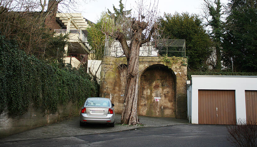 Das Foto zeigt den zugemauerten Eingang in den ehemaligen Luftschutzstollen in der Heilbronner Oststraße. Das Foto zeigt den zugemauerten Eingang in den ehemaligen Luftschutzstollen in der Heilbronner Oststraße.