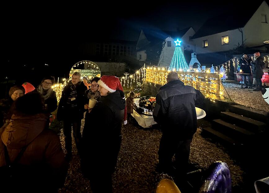 "Dieses Jahr bleiben die Leute viel länger, und es sind auch viel mehr da", meint der Familienvater aus Erlenbach mit Blick auf das neue Areal im Garten. Die Leute kämen nun auch zum Weihnachtshaus, um gemeinsam bei Glühwein und Grillwurst den Abend zu verbringen.