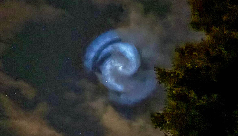 Ein mysteriöses blaues Licht leuchtete am Montagabend den Himmel über weiten Teilen Deutschlands und Baden-Württembergs.