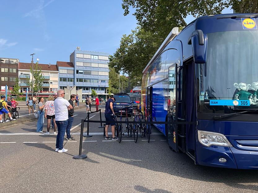 Auf der Allee in Heilbronn sind bereits am Freitagvormittag nur noch Teamfahrzeuge und Fahrräder der Deutschland-Tour unterwegs.