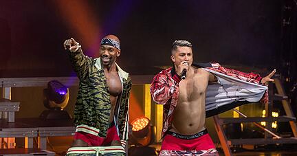 Die Tänzer-Gruppe The Chippendales bietet dem Publikum eine abwechslungsreiche Mischung aus Showeinlagen und kleinen Aufgaben. Dabei treten die Stripper in wechselnden Kostümen auf, beispielsweise als Cowboy oder Bauarbeiter.