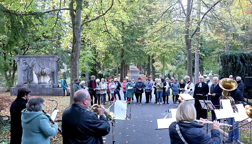 Das Gr&auml;berfeld f&uuml;r einsam Verstorbene liegt im Schatten eines Reiterdenkmals. B&uuml;rger und Offizielle erweisen den dort begrabenen Menschen die letzte Ehre.