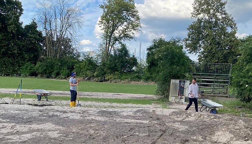 Der Rugby-Platz der Sportunion ist nach dem Hochwasser verschlammt.