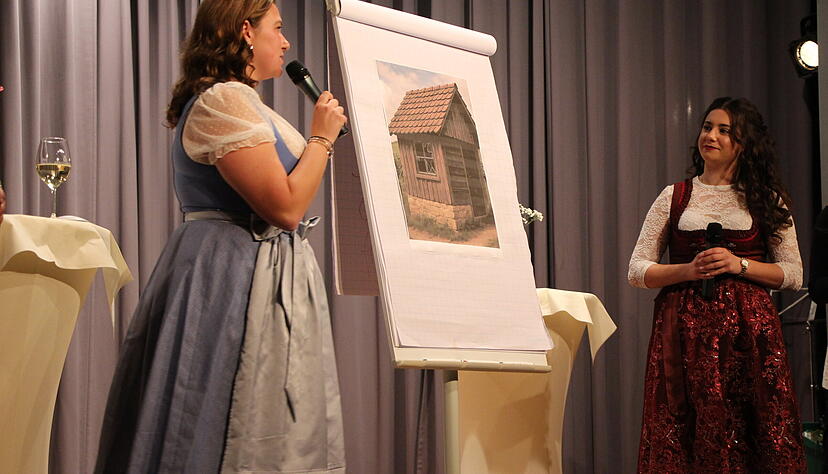 Aus einem Bild und einer vorgegebenen Ausgangssituation gemeinsam eine unterhaltsame Geschichte erfinden, war eine der Aufgaben, die die Kandidatinnen auf der B&uuml;hne meistern mussten.