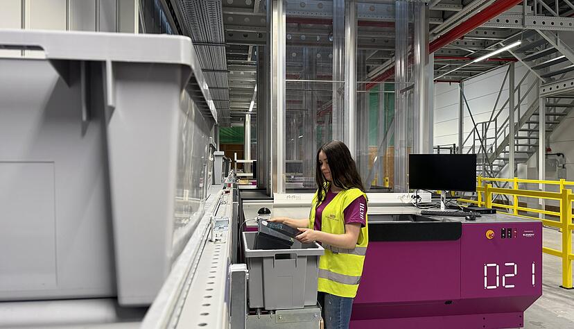 In Blaufelden arbeiten die Mitarbeiter von Müller - Die lila Logistik Hand in Hand mit smarten Robotern. In Blaufelden arbeiten die Mitarbeiter von Müller - Die lila Logistik Hand in Hand mit smarten Robotern.