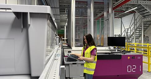 In Blaufelden arbeiten die Mitarbeiter von Müller - Die lila Logistik Hand in Hand mit smarten Robotern. In Blaufelden arbeiten die Mitarbeiter von Müller - Die lila Logistik Hand in Hand mit smarten Robotern.