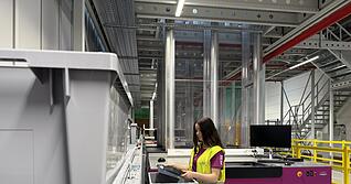 In Blaufelden hat M&uuml;ller Lila in ein hochautomatisiertes Lagersystem investiert.