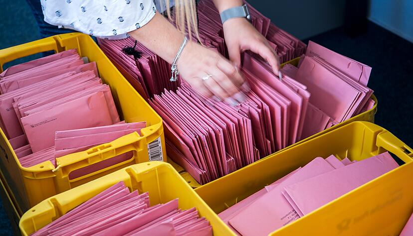 Die Deutsche Post und die Verwaltungen schieben die Verantwortung bezüglich der verloren gegangenen Briefwahlunterlagen hin und her.
Foto: dpa Die Deutsche Post und die Verwaltungen schieben die Verantwortung bezüglich der verloren gegangenen Briefwahlunterlagen hin und her.
Foto: dpa