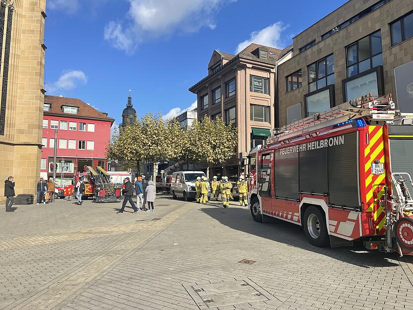 Feuerwehreinsatz am Kiliansplatz nach Hubsteiger-Unfall