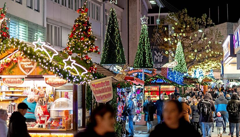 Die Fußgängerzone in Heilbronn füllt sich vor dem ersten Advent allmählich wieder. Die Fußgängerzone in Heilbronn füllt sich vor dem ersten Advent allmählich wieder.