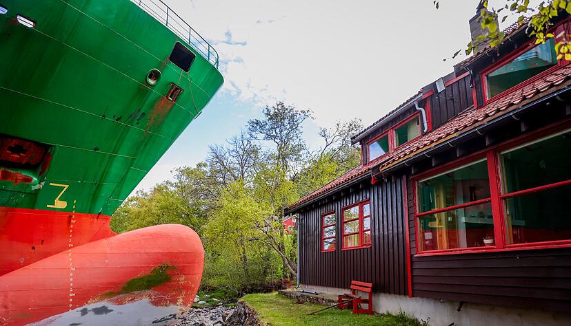 Das Schiff verfehlte das Haus nur um wenige Meter.