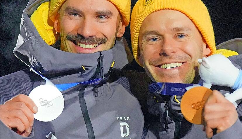 Axel Jungk (links) holt Silber, Christopher Grotheer jubelt &uuml;ber Bronze. Bei haben sich &uuml;ber die Unterst&uuml;tzung von Familie und Freunden gefreut.