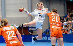 Nationalspielerin Mia Zschocke (Mitte) hat bei Handball-Bundesligist Borussia Dortmund ihre Kündigung eingereicht. Nationalspielerin Mia Zschocke (Mitte) hat bei Handball-Bundesligist Borussia Dortmund ihre Kündigung eingereicht.