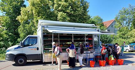 Das Tafelmobil, wie hier in Weinsberg, hält künftig auch in Neuenstadt am Dr.-Carl-Möricke-Stift. Damit der Einkauf zügig erledigt und der Fahrplan eingehalten werden kann, bedarf es einer ausreichenden Zahl an Helfern. Wer sich für die freiwillige Arbeit interessiert, kann sich bei der Diakonie melden.
Foto: privat Das Tafelmobil, wie hier in Weinsberg, hält künftig auch in Neuenstadt am Dr.-Carl-Möricke-Stift. Damit der Einkauf zügig erledigt und der Fahrplan eingehalten werden kann, bedarf es einer ausreichenden Zahl an Helfern. Wer sich für die freiwillige Arbeit interessiert, kann sich bei der Diakonie melden.
Foto: privat