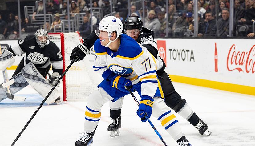 JJ Peterka (vorn) wechselt in der NHL von Buffalo Sabres nach Utah.