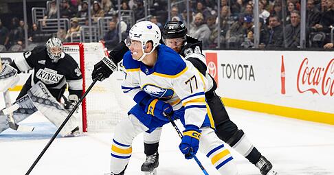 JJ Peterka (vorn) wechselt in der NHL von Buffalo Sabres nach Utah.