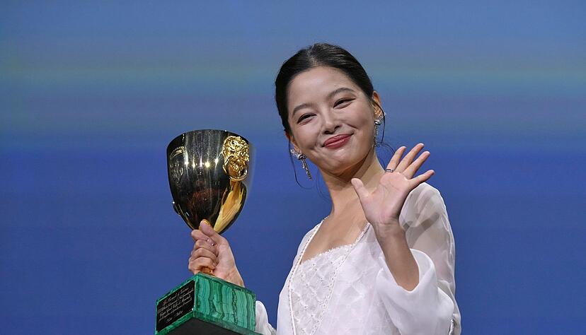 Xin Zhilei mit ihrer Auszeichnung.