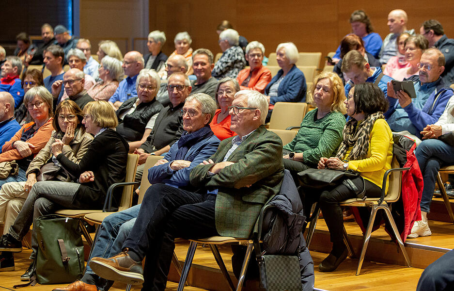 Die Bürger-Uni ist ein kostenloses Angebot für alle Wissbegierigen. Ihnen werden fundierte wissenschaftliche Ergebnisse unterhaltsam und verständlich dargeboten.