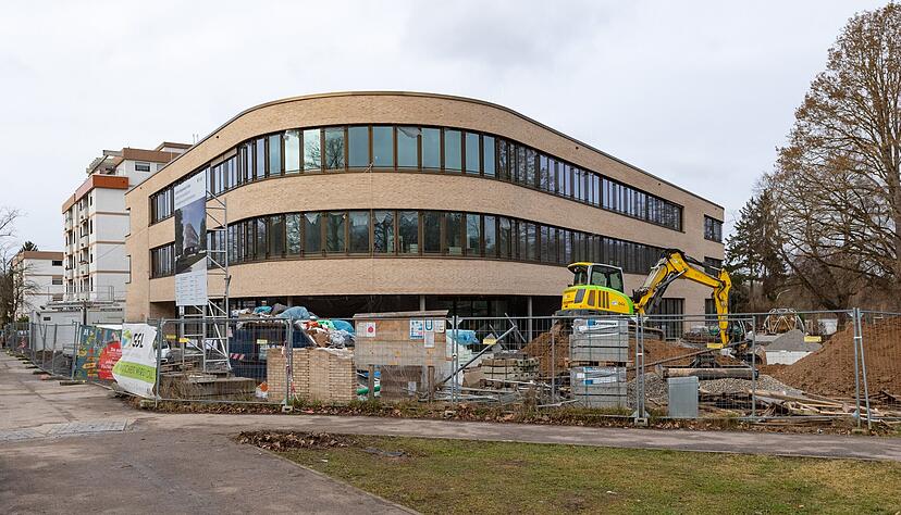 Das dreigeschossige Gebäude mit Tiefgarage beherbergt bald 361 Schüler für Unterricht und Betreuung. Neben 17 Klassenzimmern gibt es eine Mensa, Bibliothek und Gymnastikraum.
Fotos: Mario Berger Das dreigeschossige Gebäude mit Tiefgarage beherbergt bald 361 Schüler für Unterricht und Betreuung. Neben 17 Klassenzimmern gibt es eine Mensa, Bibliothek und Gymnastikraum.
Fotos: Mario Berger