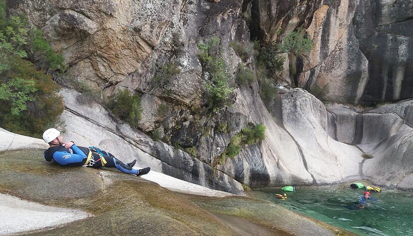 Und abw&auml;rts geht's: Auf dem glatt geschliffenen Felsen rutscht man dem k&uuml;hlen Nass entgegen.