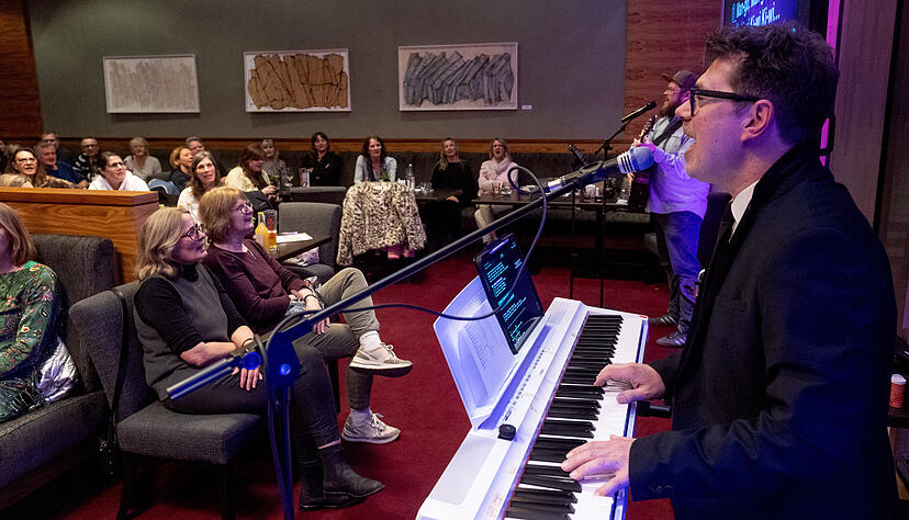 Aufw&auml;rmphase beim Wirtshaussingen. Marcus Tr&uuml;bend&ouml;rfer am Keyboard und Marcel Piontek an der Gitarre machen mit den G&auml;sten ein kleines Einsingen. Foto: Berger