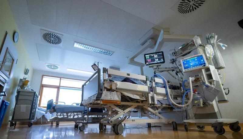 Waren es bisher überwiegend Menschen über 60, die wegen Covid-19 auf einer Intensivstation behandelt werden mussten, trifft es laut RKI-Angaben nun mehr 18- bis 59-Jährige. Waren es bisher überwiegend Menschen über 60, die wegen Covid-19 auf einer Intensivstation behandelt werden mussten, trifft es laut RKI-Angaben nun mehr 18- bis 59-Jährige.