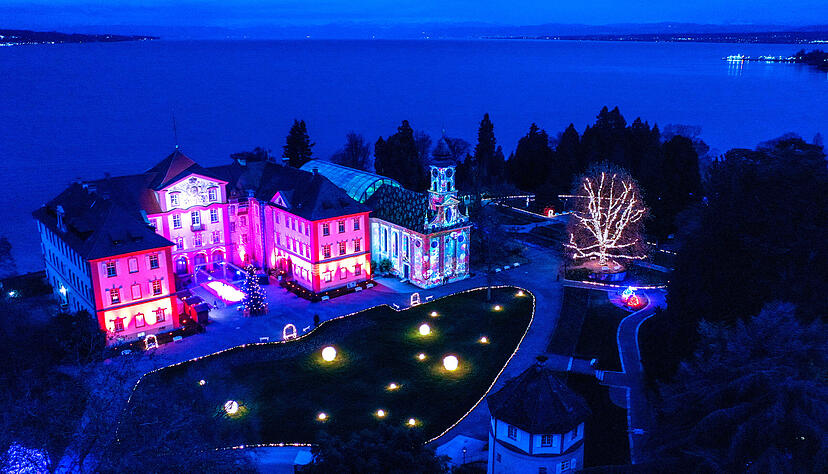 Das gräfliche Schloss auf der Insel Mainau ist in unterschiedlichen Farben angestrahlt. Die Insel Mainau startet kurz vor Beginn der Adventszeit ins Lichterfest Christmas Garden. Das gräfliche Schloss auf der Insel Mainau ist in unterschiedlichen Farben angestrahlt. Die Insel Mainau startet kurz vor Beginn der Adventszeit ins Lichterfest Christmas Garden.