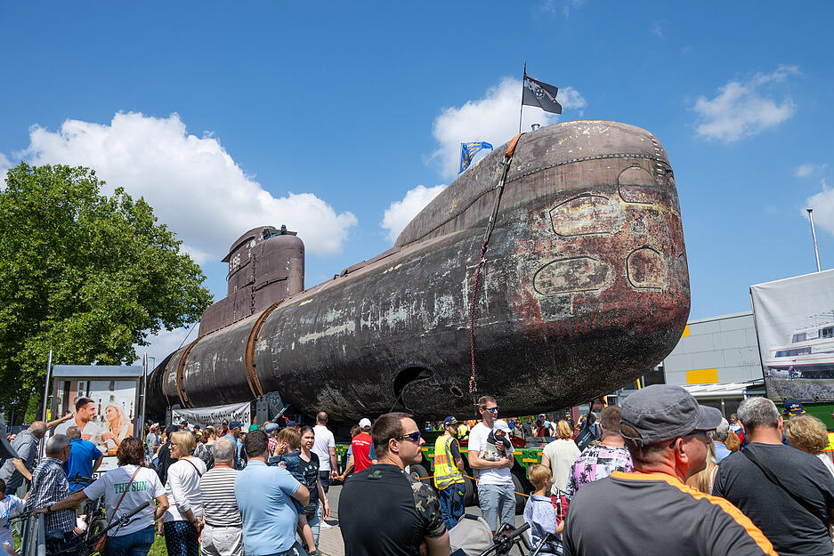 Viele Schaulustige empfingen den rund 350 Tonnen schweren Stahlkoloss mit Applaus und Musik am Technik Museum Sinsheim