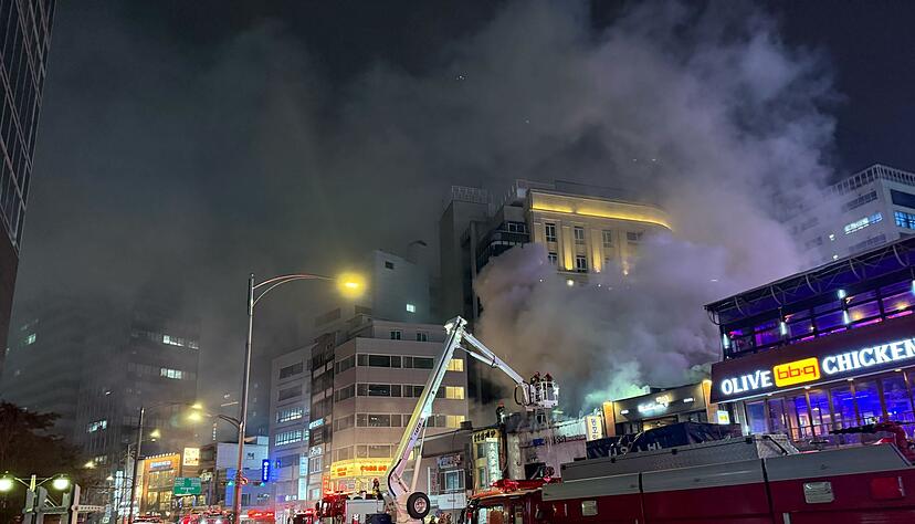 Ein Feuer ist in einem Restaurant im Stadtzentrum von Seoul, direkt hinter dem Rathaus, ausgebrochen.