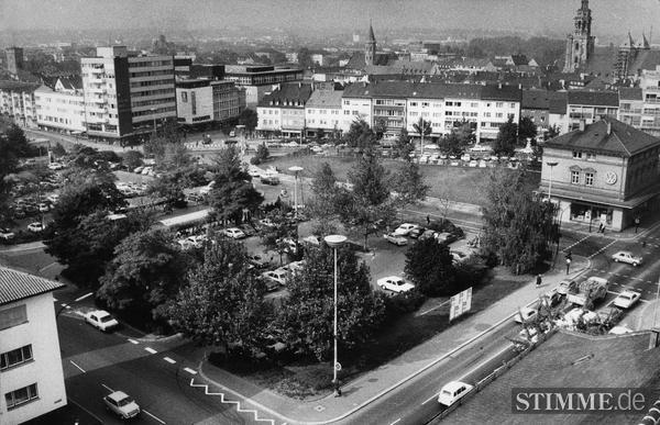 Der Wollhausplatz im Jahre 1972. Das Stadtbad ist bereits abgebrochen, der Abriss des VW-Hagelauer-Gebäudes (re) erfolgt demnächst.