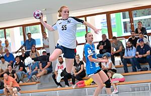 Belebendes Element auf Linksaußen: Rabea Pollakowski kam mit Trainer Thomas Zeitz aus Waiblingen und deutete bereits an, dass Zeitz seine Außen-Spielerinnen auch im Unterland ins Spiel mit einbinden möchte. Belebendes Element auf Linksaußen: Rabea Pollakowski kam mit Trainer Thomas Zeitz aus Waiblingen und deutete bereits an, dass Zeitz seine Außen-Spielerinnen auch im Unterland ins Spiel mit einbinden möchte.
