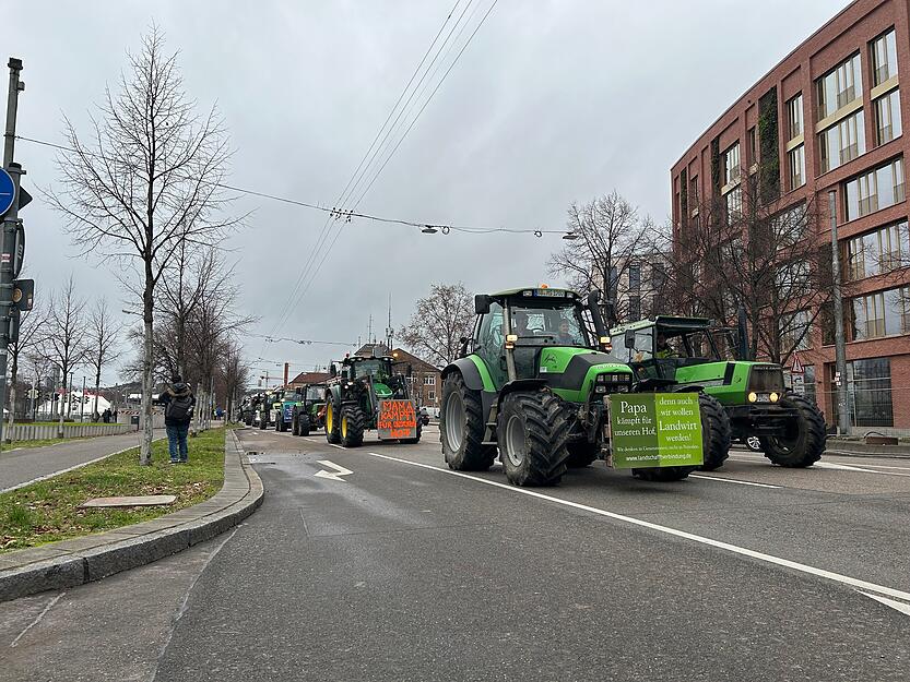 Bauernprotest in Stuttgart  – Hunderte Traktoren blockieren Verkehr auf B10