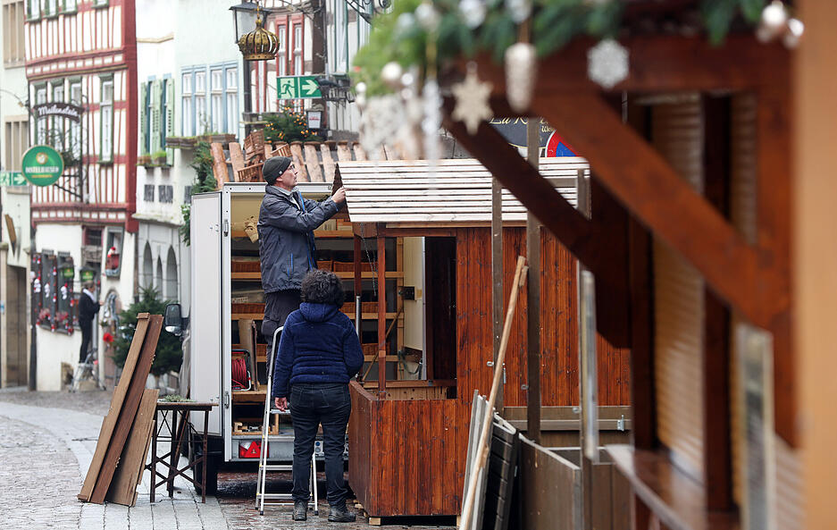 Weihnachtliche Figuren und Lichter sorgen bereits beim Aufbau für festliche Gefühle.