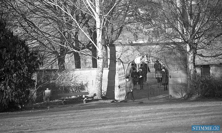 Überwiegend Zeitzeugen finden sich 1986 zur jährlichen Gedenkfeier auf dem Heilbronner Ehrenfriedhof ein.
