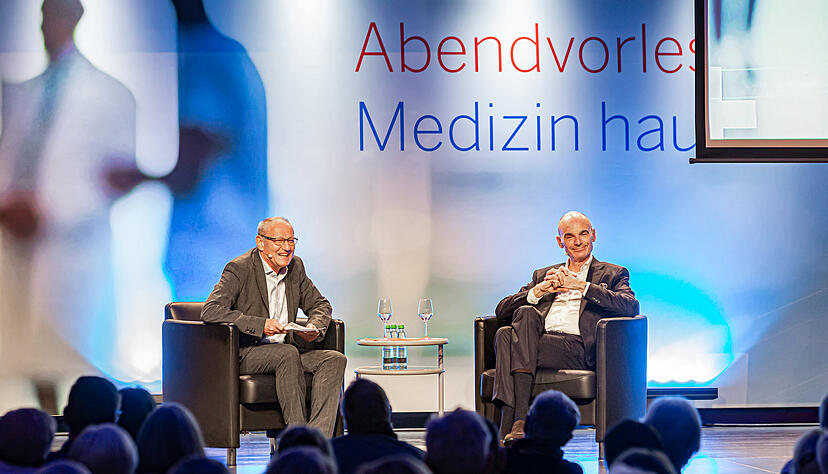 Bei der 56. Abendvorlesung „Medizin hautnah“ gab Professor Uwe Martens (rechts), Facharzt für Innere Medizin, Hämatologie und internistische Onkologie den Gästen und Moderator Thomas Zimmermann unter der Pyramide der Kreissparkasse Heilbronn Einblicke in die personalisierte Medizin.