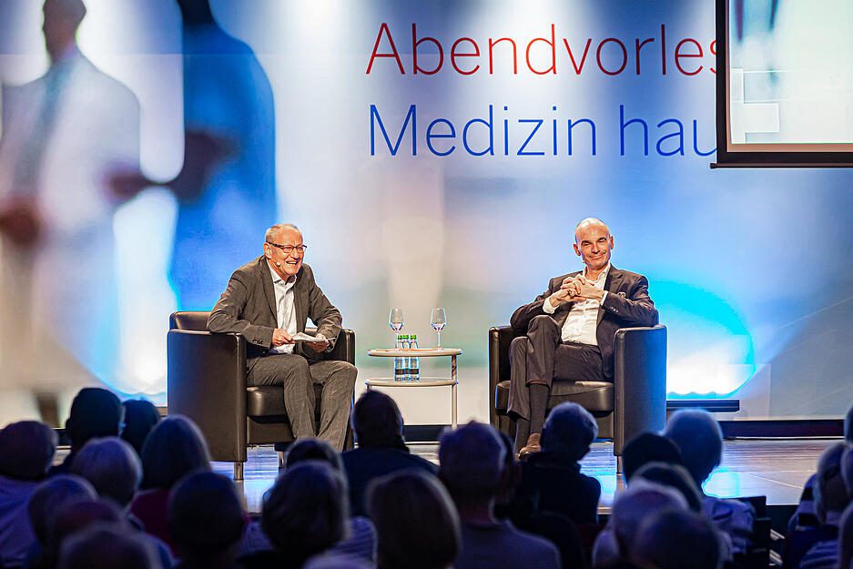 Bei der 56. Abendvorlesung „Medizin hautnah“ gab Professor Uwe Martens (rechts), Facharzt für Innere Medizin, Hämatologie und internistische Onkologie den Gästen und Moderator Thomas Zimmermann unter der Pyramide der Kreissparkasse Heilbronn Einblicke in die personalisierte Medizin.