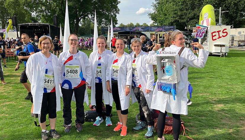 Das Team von den SLK-Kliniken ist nicht schwer zu erkennen.