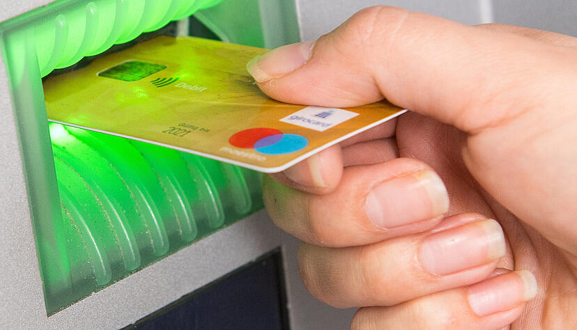 Eine Frau aus Hohenlohe kann kein Geld mehr abheben. Ihre Bank hat ihr Konto gepfändet. Eine Frau aus Hohenlohe kann kein Geld mehr abheben. Ihre Bank hat ihr Konto gepfändet.