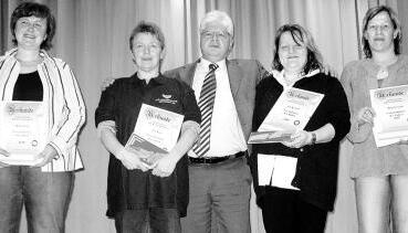 Doris Pfohe, Ulrike Nies, Ute Kn&ouml;rzer und Brigitte Lieb wurden f&uuml;r ihr vielf&auml;ltiges ehrenamtliches Engagement in der DJK Oberkessach vom Vorsitzenden des F&ouml;rdervereins mit der &bdquo;Vereinsmeier-Urkunde&ldquo; geehrt. (Foto: Erna Hauber)