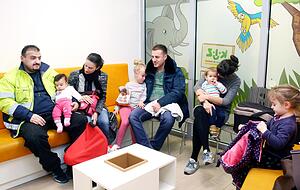 Wartezimmer beim Kinderarzt: Eltern müssen meistens viel Zeit mitbringen. Foto: Ralf Seidel