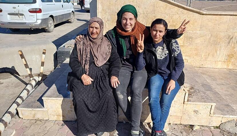 Lea Bunse mit Kurdinnen am Tischrin-Staudamm.