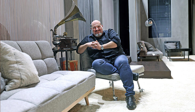 &bdquo;Sobald Geld im Spiel ist, fangen die Menschen an, sich darum zu balgen&ldquo;: Regisseur Jens Kerbel im B&uuml;hnenbild von Gesine Kuhn.