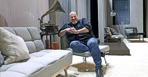 &bdquo;Sobald Geld im Spiel ist, fangen die Menschen an, sich darum zu balgen&ldquo;: Regisseur Jens Kerbel im B&uuml;hnenbild von Gesine Kuhn.