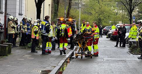 Zahlreiche Kr&auml;fte von Polizei und Rettungsdiensten sind in einer Stra&szlig;e in Witten im Einsatz. (zu dpa: &laquo;Kind stirbt nach Messerangriff - Verd&auml;chtiger festgenommen&raquo;)