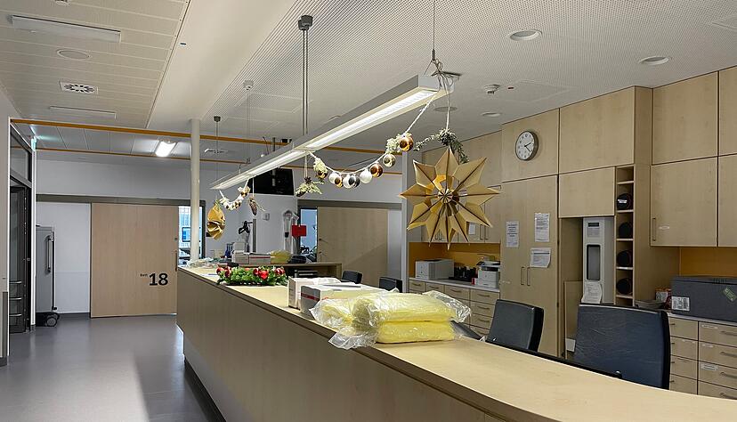 Auch Krankenhäuser, wie die SLK-Kliniken, sind zu Weihnachten mit Sternen, Kränzen und Tannenbäumen geschmückt. Fotos: privat