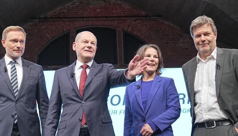 Christian Lindner (FDP), Olaf Scholz (SPD), Annalena Baerbock (Bündnis 90/Die Grünen) und Robert Habeck stellen den gemeinsamen Koalitionsvertrag vor.